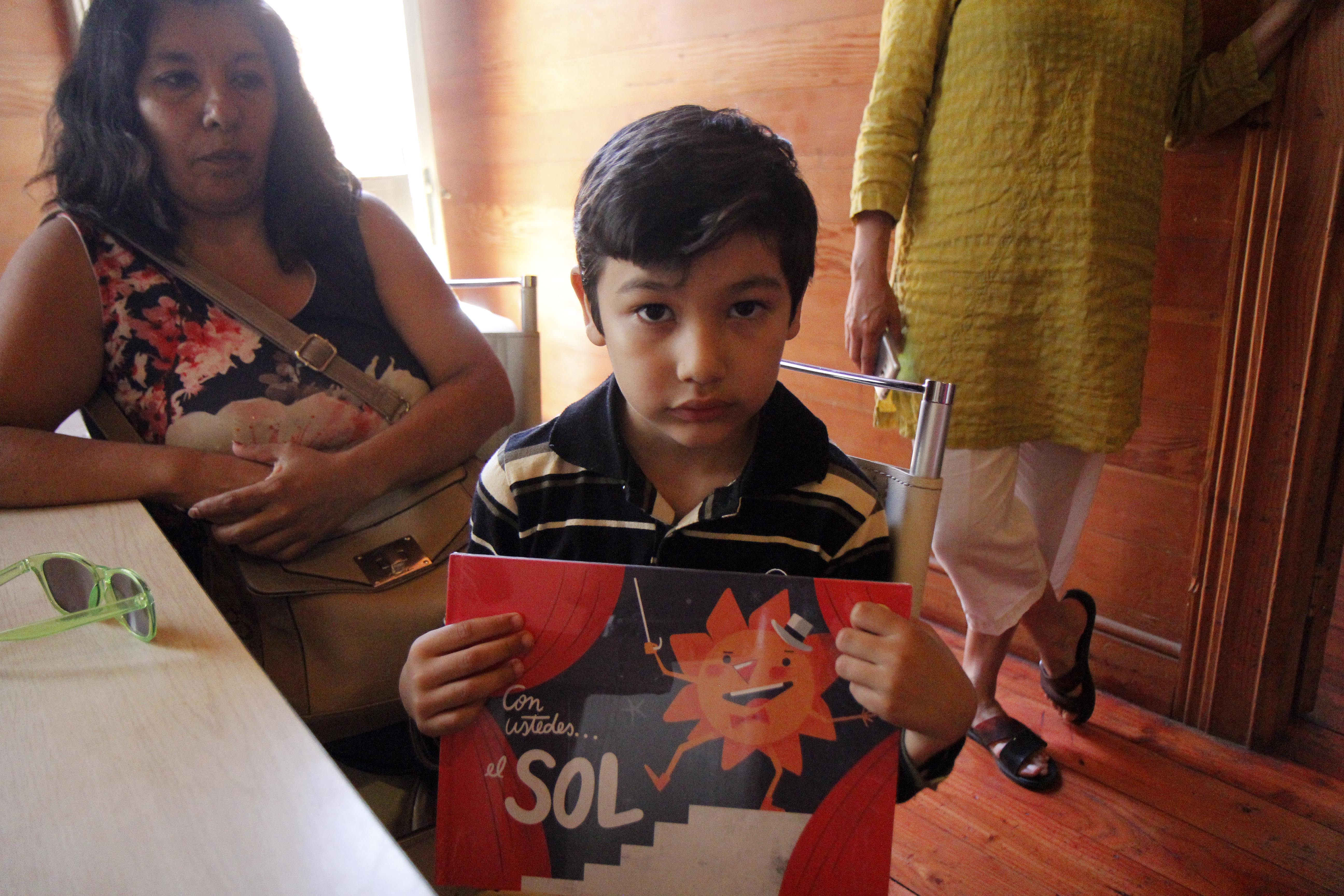 SERC Chile Delivers Set Of Books “With You … The Sun” To Iquique City Hall